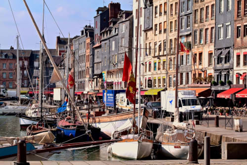 Le pittoresque port de Trouville-sur-Mer avec voiliers, bâtiments colorés et cafés en bord de mer à l'Hôtel Le Trouville