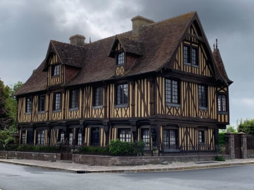 Façade historique à colombages de l'Hôtel Le Trouville à Trouville sur Mer, France, avec une architecture de style Tudor caractéristique