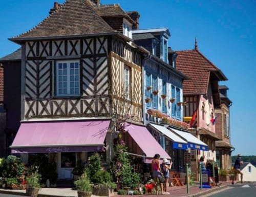 Façade à colombages de l'Hôtel Le Trouville avec stores rose à Trouville-sur-Mer, France