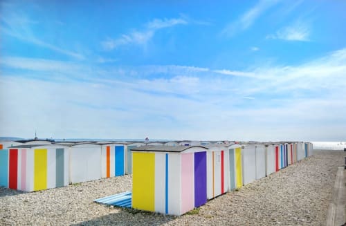 Cabines de plage colorées alignées sur la plage de galets de Trouville-sur-Mer, France