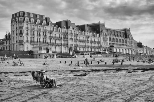 Façade du Hotel Le Trouville en bord de mer avec clients sur la plage de sable, Trouville sur Mer