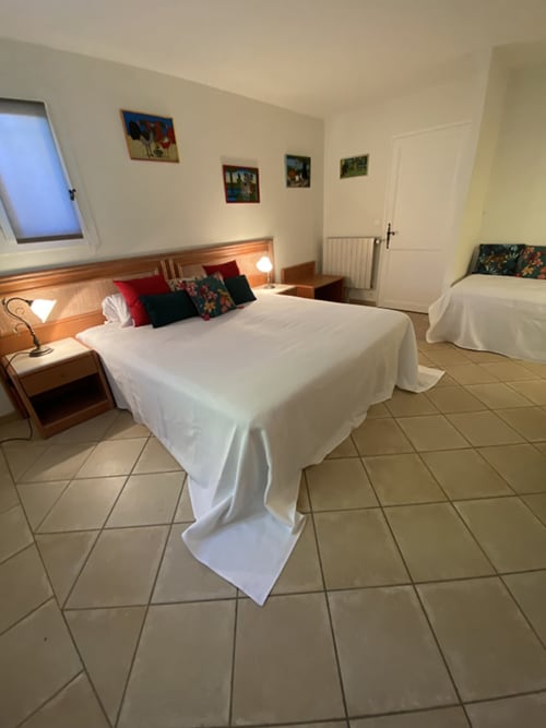 Gîte Africa couloir et lit enfant Jardins du Soleil Barthelasse Avignon vacances Provence Sun holidays vacation swimming pool piscine campagne countryside festival