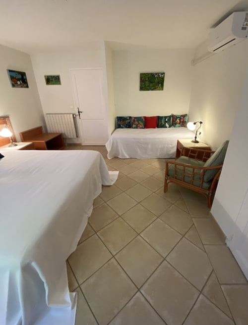 Gîte Africa couloir et lit enfant Jardins du Soleil Barthelasse Avignon vacances Provence Sun holidays vacation swimming pool piscine campagne countryside festival