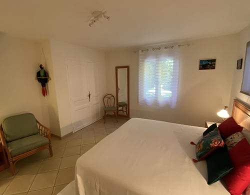 Gîte Africa couloir et lit enfant Jardins du Soleil Barthelasse Avignon vacances Provence Sun holidays vacation swimming pool piscine campagne countryside festival