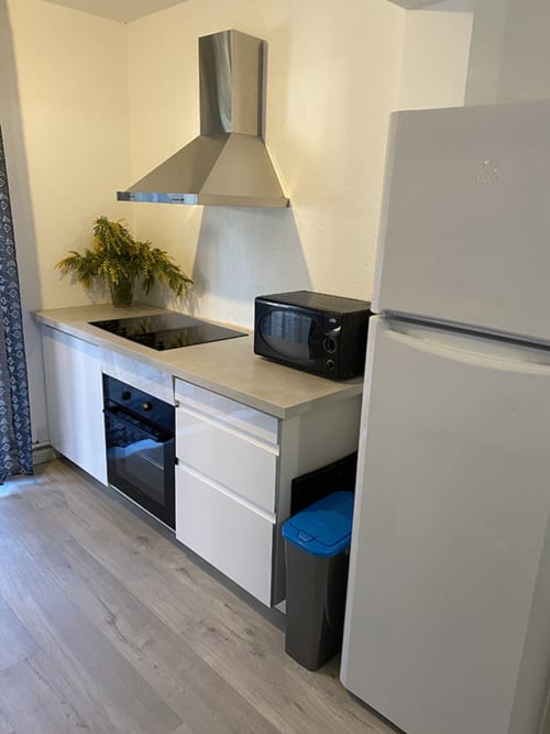 Gîte Africa couloir et lit enfant Jardins du Soleil Barthelasse Avignon vacances Provence Sun holidays vacation swimming pool piscine campagne countryside festival cuisine kitchen