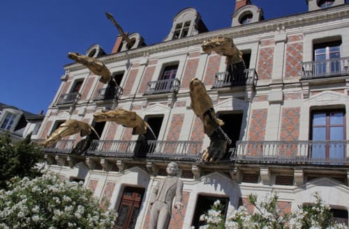 L'hôtel Locacharme à Blois affiche une architecture ornée avec des sculptures de dragons dorés et des détails en brique rouge