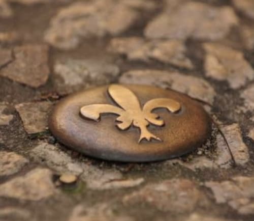 Symbole bronze de fleur-de-lis sur pierre à l'hôtel Locacharme à Blois, France