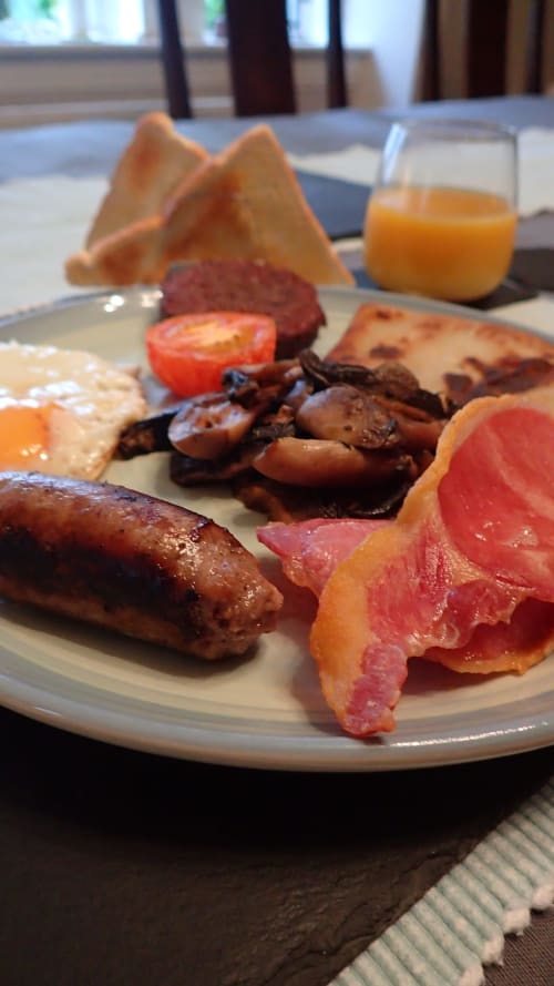 Breakfast platter at Arrochoile B&B Glasgow with sausage, bacon, mushrooms, tomato and toast