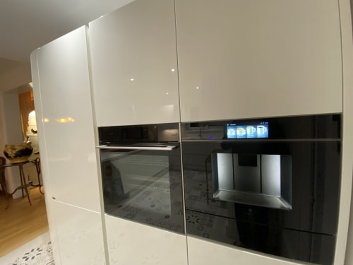 Kühlschrank, Gefrierschrank, Backofen und integrierte Bohnenkaffeemaschine. Digitales Display-Menü zur Kaffeeauswahl (Espresso, American, etc.)