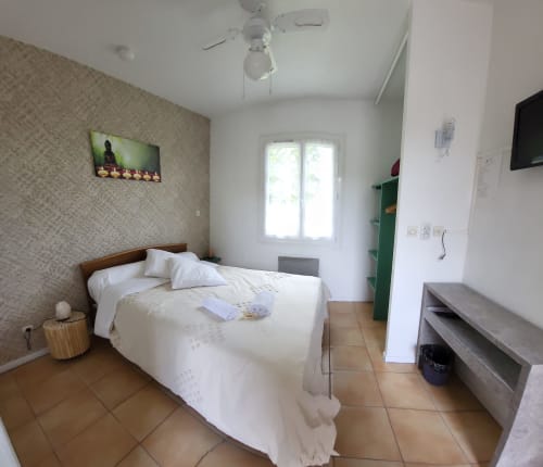 Chambre double lumineuse à l'Hôtel Cheverny La Vie Est Belle avec linge blanc, vue sur le jardin, TV et ventilateur de plafond