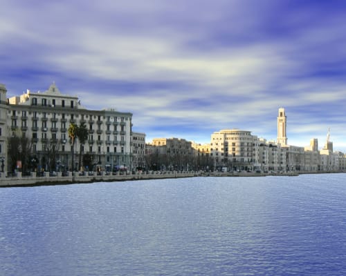 Vista sul lungomare di Bari con edifici storici e porto vicino all'hotel boutique Finella Charming Rooms