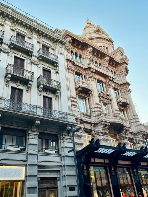 Affascinante facciata storica di Bari con architettura ornamentale, sede di Finella Charming Rooms, esclusiva guest house