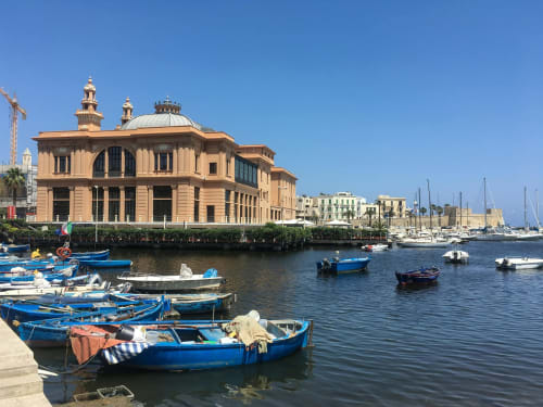 Barche da pesca blu nel porto di Bari con edificio in terracotta storico, Finella Charming Rooms nelle vicinanze