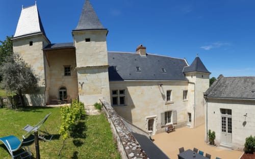 vue du jardin suspendu sur la facade est et la cour du Logis escale grand gite saumur