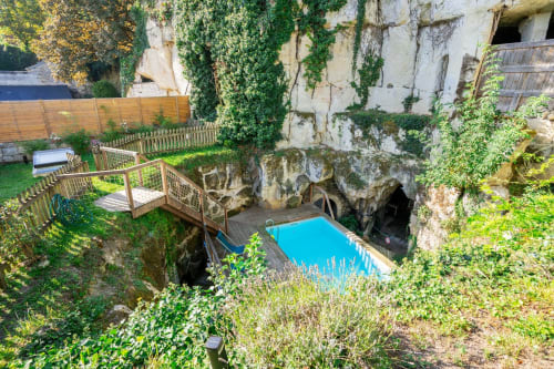 magnifique vue sur la piscine semi-troglodyte du Logis Escale, grand gite à Saumur