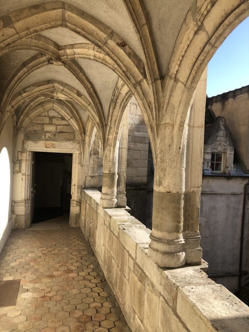 Couloir voûté en pierre avec arcades médiévales à la Conciergerie Des Climats de Beaune, France