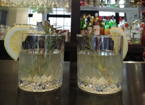 Deux cocktails frais au citron avec brins de romarin au bar de l'hôtel Be à Le Touquet, France