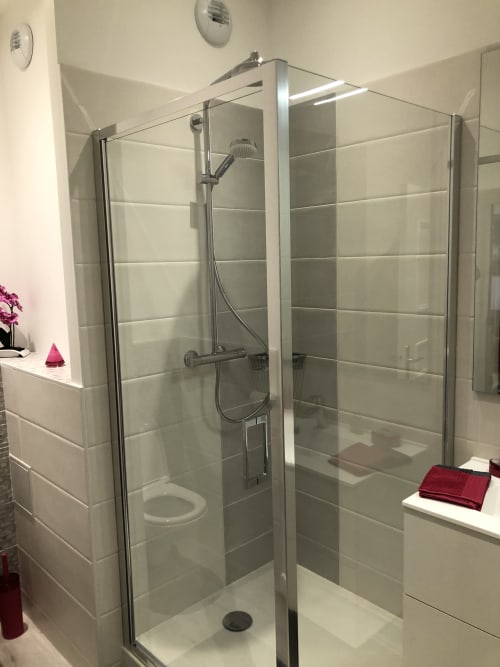 Élégante douche à l'italienne avec pomme de douche effet pluie dans un appartement de Beaune à la Conciergerie Des Climats