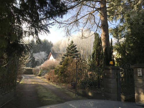 Eingang zum Grundstück, Landschaftsgarten, Villa Thalassa (Winter)