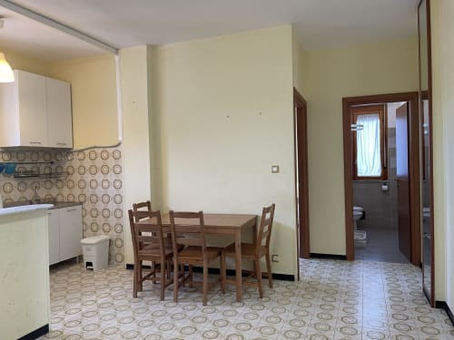 Ampia cucina e zona pranzo presso Rigiariloo Home Apartments a San Giacomo degli Schiavoni con tavolo in legno e