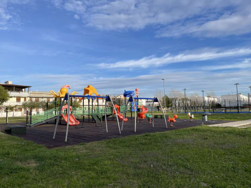 Colorato parco giochi con scivoli e strutture per arrampicata nell'area giardino di San Giacomo degli Schiavoni