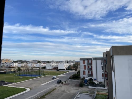 Vista giardino dell'Apartments Rigiariloo con vista panoramica sul complesso residenziale moderno e cortile di San Giacomo degli Schiavoni