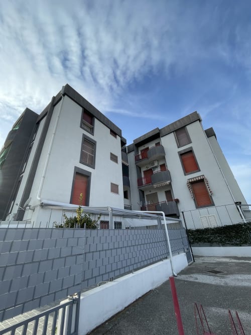 Rigiariloo Home Apartments a San Giacomo degli Schiavoni, moderna struttura bianca e nera con accenti rossi, vista esterna