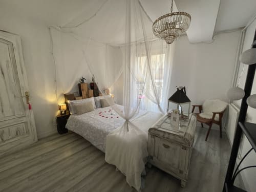 Habitació amb decoració romàntica i sortida al balcó