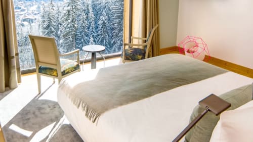 Chambre luxueuse au Chalet Mont-Blanc avec vue sur les montagnes et forêts enneigées de Chamonix