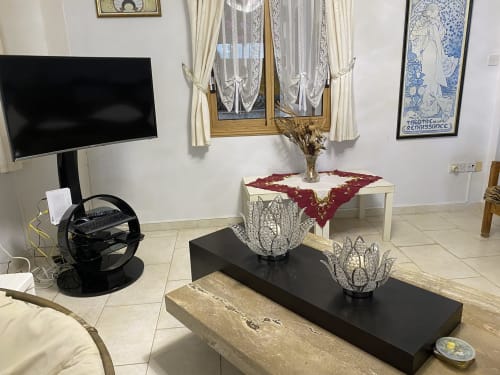 Klimatisiertes Wohnzimmer und gebogener Flachbildfernseher