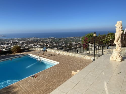 Privater beheizter Pool und außergewöhnlicher Panoramablick über 25 km Küste in Richtung Paphos, Peyia, Coral Bay und Agios Georgios. Status von Aphrodite, Göttin der Liebe und Schönheit