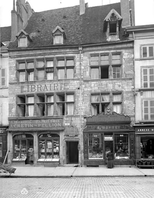 Bâtiment historique en pierre avec devanture de librairie à Beaune, centre-ville près de la Conciergerie Des Climats