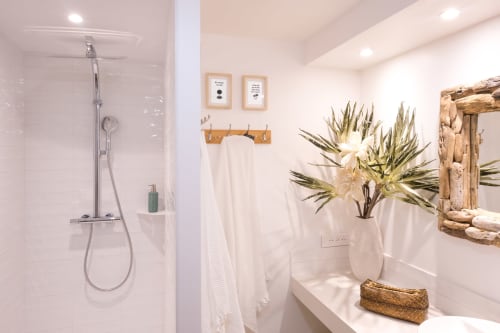 Elégante et sophistiquée, la salle d'eau est un havre de tranquillité où vous pourrez vous détendre et prendre soin de vous. Elle est équipée d'une douche à l'italienne spacieuse 