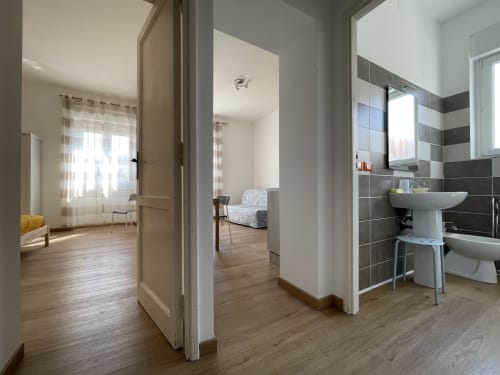 Moderno appartamento presso Rigiariloo Home Apartments a San Giacomo degli Schiavoni con living open-plan e pavimenti in legno