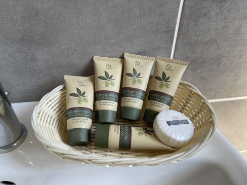 Cestino con articoli da toilette omaggio con shampoo e saponetta all'olio d'oliva presso Rigiariloo Home Apartments a San Giacomo degli Schiavoni