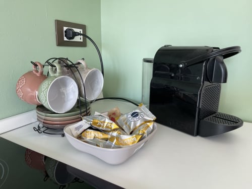 Angolo caffè con tazze e macchina espresso presso Rigiariloo Home Apartments, San Giacomo degli Schiavoni