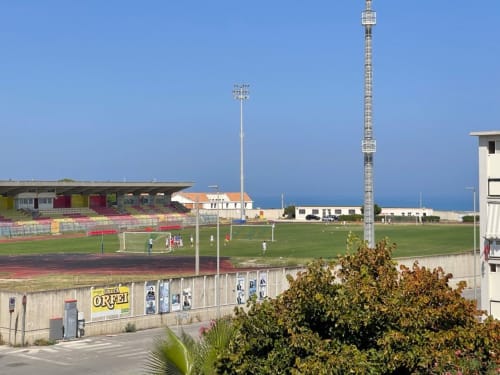 Complesso sportivo costiero con stadio, torre di trasmissione e vista sul Mar Mediterraneo a San Giacomo degli Schiavoni, Italia