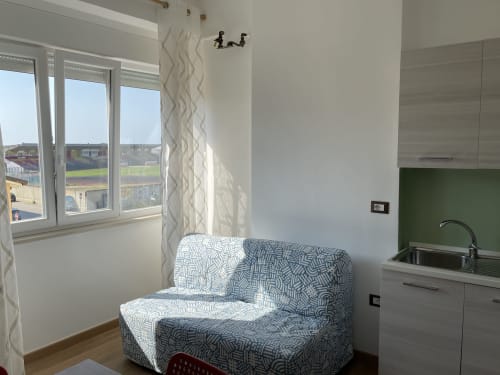 Accogliente monolocale a Rigiariloo Home con vista città, arredi moderni, angolo cottura e ampie finestre