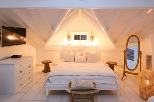 Les chambres douillettes sont des refuges de confort où vous pourrez vous ressourcer après une journée bien remplie à explorer les trésors de la Guadeloupe. Les lits moelleux et les draps en gaze de coton vous garantissent des nuits paisibles