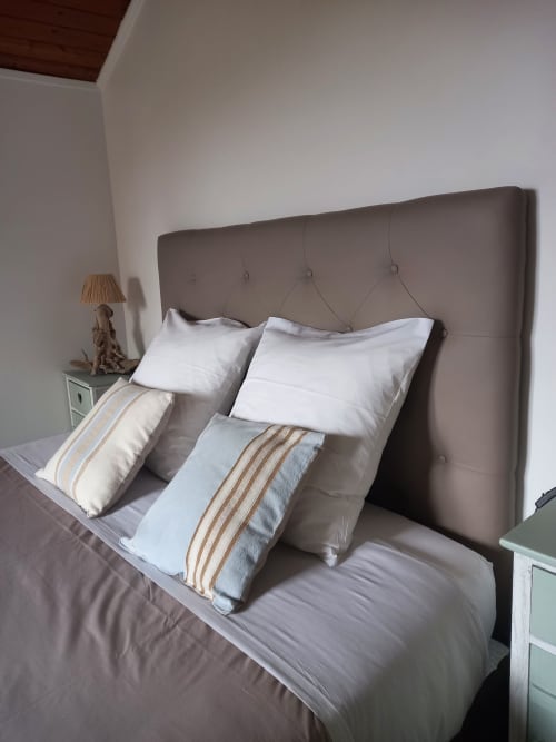 Grande chambre rénovée spacieuse avec magnifique vue sur les montagnes et le jardin.