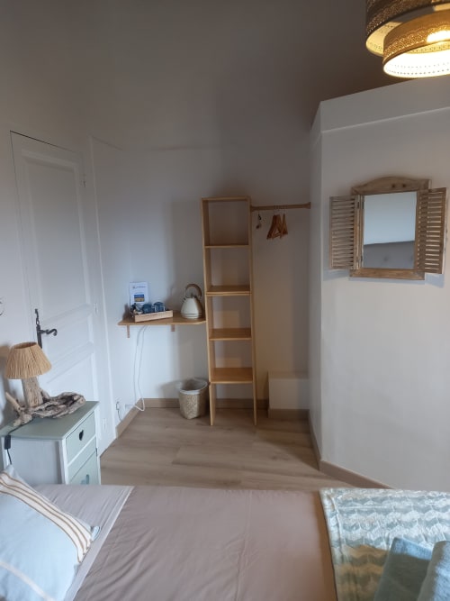Un plateau de courtoisie vous attend dans cette magnifique chambre orientée plein sud vers les montagnes te le jardin.