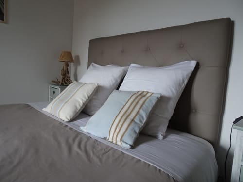 Un grand lit vous attend dans cette chambre spacieuse.