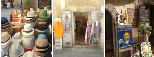 Tiendas boutique de Lourmarin: sombreros coloridos, tienda de ropa y souvenirs de bar de absenta