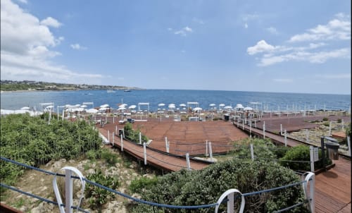 Piattaforma fronte mare di Masseria Picca Picca con area lounge con vista sulla costa di Morciano di Leuca