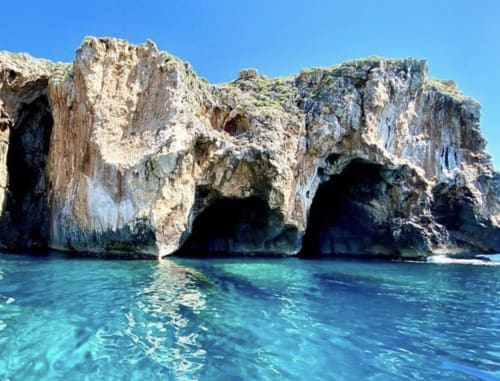 Spettacolari grotte calcaree e acque turchesi cristalline presso Morciano di Leuca, Italia
