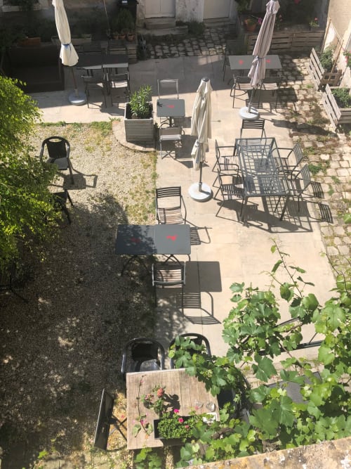 vue de la cour du bistrot chambre familiale