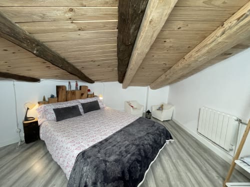 habitació amb sostre de fusta