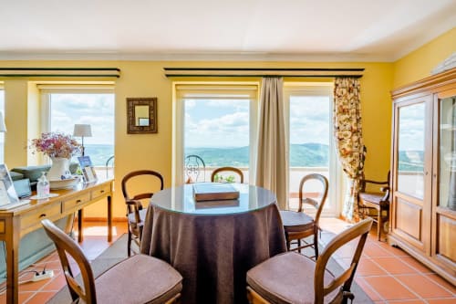 Sala de estar com vista panorâmica na Casa da Árvore em Marvão