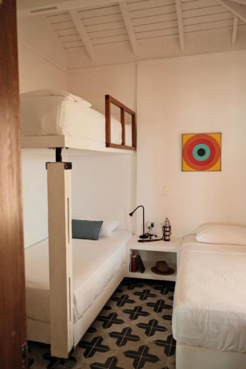 Acogedora habitación en el boutique lodge Seaflower con literas, arte moderno y diseño minimalista en San Andrés, Colombia