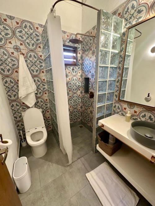 Baño moderno con azulejos decorativos y estampados, doble lavamanos y ducha tipo cabina en Seaflower lodge boutique, San Andrés